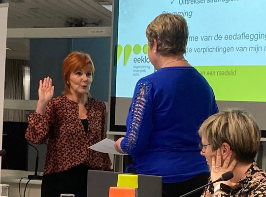 Julie Lippens legt de eed af Julie Lippens legt de eed af